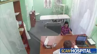 يأخذ الطبيب درجة حرارة هذا الهرة