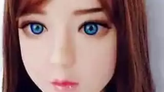 دمية اليابانية الخلفية يذهب داخل فتاتها الصغيرة.