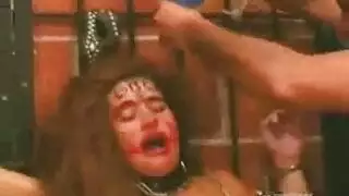 امرأة سمراء قذرة في جوارب في البرازيلي بالإصبع