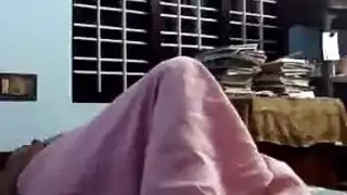 فاتنة ناضجة قرنية يظهر قبالة لها الجمل إصبع القدم كس
