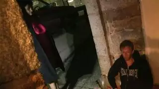 وقعت في حب الثدي المستديرة لها وجملها الصغير