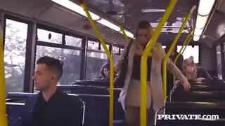الشقراء المطيزة تتناك من رجل غريب لا تعرفه على الإطلاق