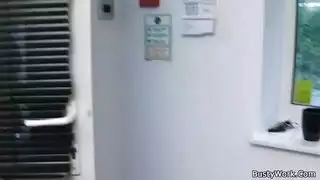 Hotwife يعطي Blowbang بعد العمل.