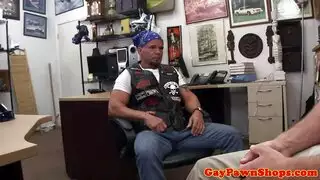يمارس اللواط مع رجل كبير و ركب فوق زبه ليمتع طيزه