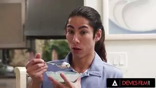 يحاول الصبي أن يمارس الجنس مع صديقته بأفضل ما يستطيع