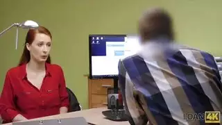 انها تسحب شعرها وجمل في كس على ظهرها