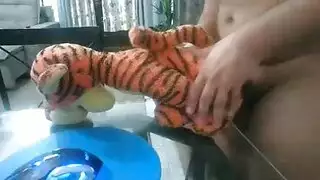 امرأة سمراء مجنون بالإصبع لعبة.