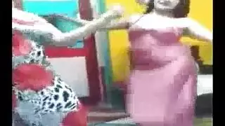 نسوان شراميط يرقصو بقمصان النوم في شقة دعارة