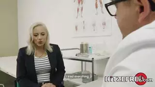 ليلي تمارس الجنس مع طبيب أمراض النساء مع قضيب منتصب