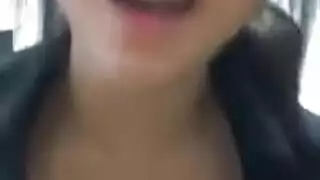 بنت سمراء بتطلع بزازها قدام الكام