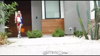 شاهد كيف تحصل مارس الجنس شقراء جميلة مع كس حلو