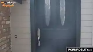 الاخ واخته يقضيان وقت معا فى المنزل