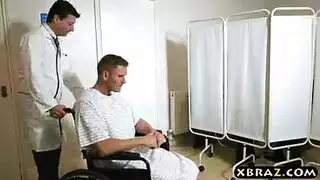 ويرى استمناء والذهاب إليها ليعطيها ديك للعب