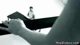 فتاة جميلة بزازها صغيرة تتناك شرجي على المكتب