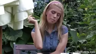 زوجة الهواة الملاعين مسمار الشباب على الأريكة