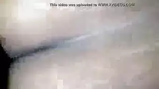 الديك الأسود الكبير يجب أن تمتص فاتنة التشيكية اثنين تحت الدش