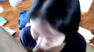 تمتص وابتلع هذه الفتاة البيضاء