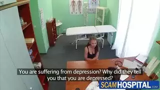 لطيف قليلا سمراء في سن المراهقة مارس الجنس من قبل الديك ضخمة