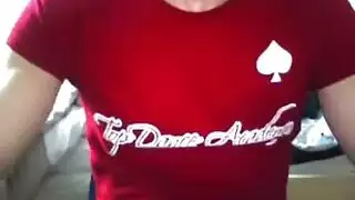 رجل وسيم هو سخيف فتاة شقراء مفلس من الخلف، في الحظيرة