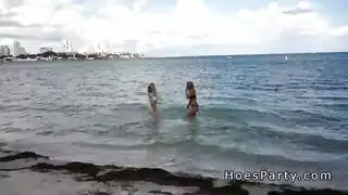 بعد حفلة ليلة أحلى سكس على الشاطئ مزتين و شاب نياك