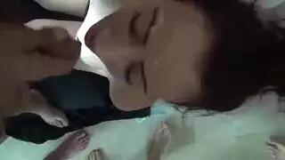 قذف الحليب من مجموعة نياكين على وجه شرموطة عاهرة