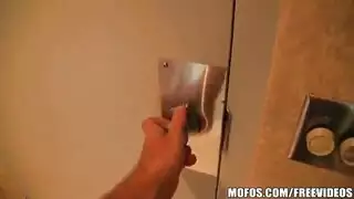 يدخل عليها وهي تتبول على القاعدة و ينيكها في الحمام