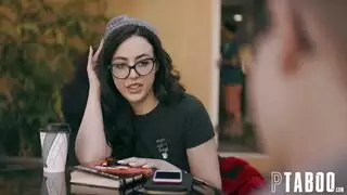 الشقراء ذات الصدور الصغيرة التي تضع أصابعها في فمها بعد ذلك