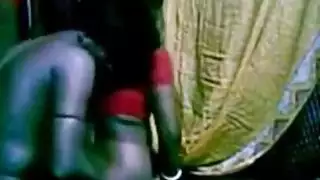 يمارس الجنس مع زوجة أخي أثناء وجوده في منزل العائلة