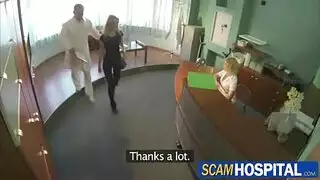 يدفع طبيب شقراء ساحر جيد من قبل عملاء قرنية، في نفس الوقت