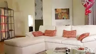 الجنس في ثلاث مع اثنين من النساء جميلة ومتشردة