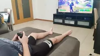 خطوة ناضجة تمنح أمي صديقها اللسان للعب فورنيت