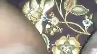 زوجة ساخنة في مشد جلد وجوارب تبدو زوجها.