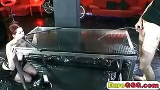 سمراء حلوة مفلس في عمل التبول العميق.