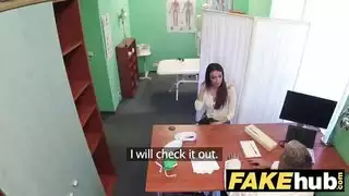 يدير الطبيب ممارسة الجنس مع مريض متحمس