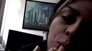 امرأة سمراء قرنية تلعب مع جينزها.