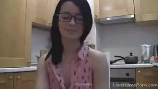 رائعة في سن المراهقة أصابع الهواة لها لعبة الجنس الجديدة.