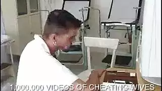 دكتور سمراء مثير قصفت شجاعة من قبل الراكب قبل سخيف المريض لها.