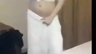 بنت عربية تعرض كسها