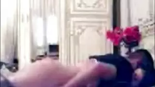 صديقة عربية تصنع مع صديقها بينما كان أصابع بوسها