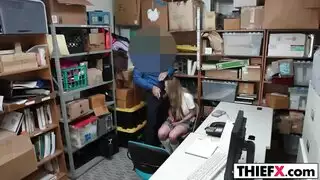 نحيل في سن المراهقة هنا
