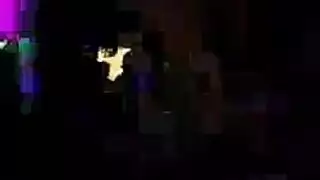 شقراء قرنية غرفة المعيشة في سن المراهقة البرية.