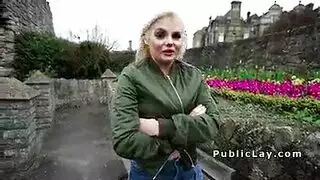 يحصل ديك في مهبل هذه المرأة الشقراء الصغيرة