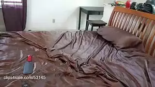 شقراء في الفرفه