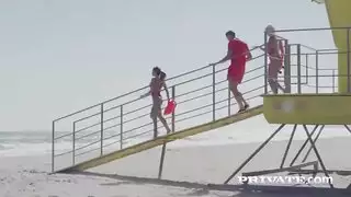 سيينا وسيلفيا مع شاب وسيم هيجان في الحديقة