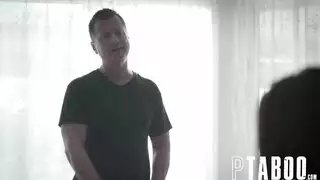 قبلة على الرقبة قبل أن يجردها رجل يلمس كسها كثيرًا