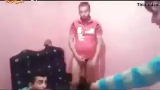 ينيك امه و يقول لها انت جميلة