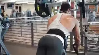 شقراء العضلات الساخنة أعلى لموانئ دبي