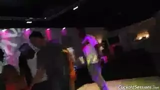 الزوجة الشرموطة تتناك في نادي ليلي للزنوج
