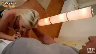 الجميلة الشقراء تقدم سكس ثلاثي مزدوج للشاب الخجول و تتن