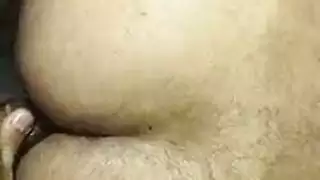 فاتنة المهنية في جوارب مارس الجنس على الأريكة الحمراء